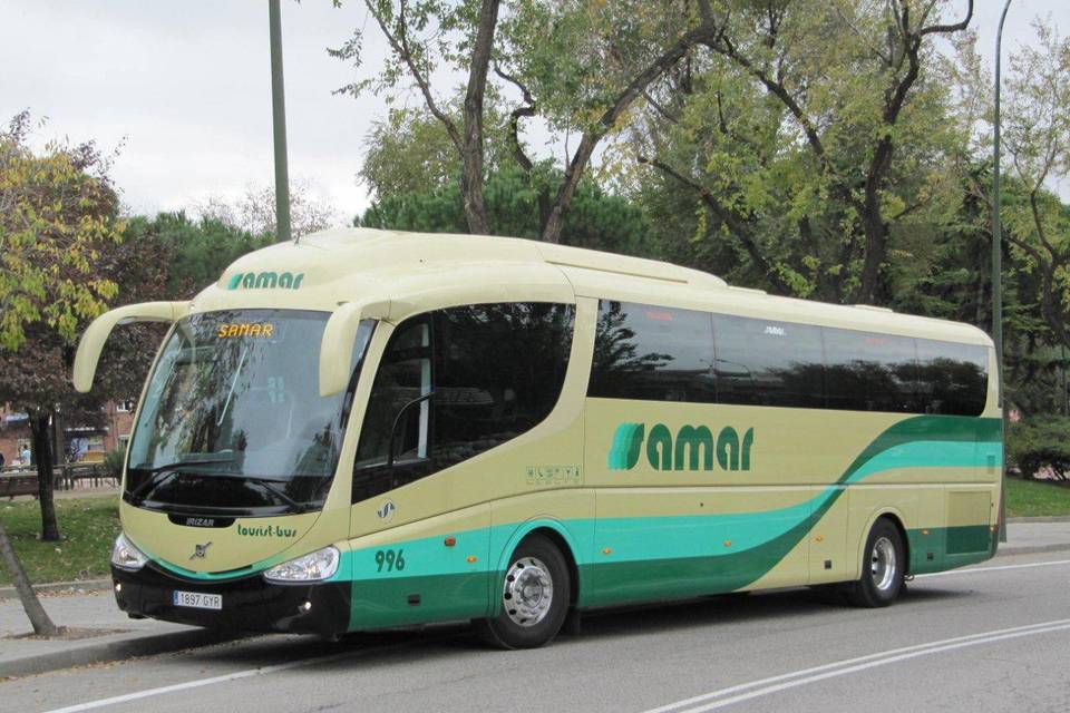 Autobús conectando personas y territorios